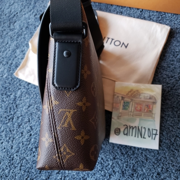 Louis Vuitton Monogram Magnetic Messenger - Picture 6 of 15